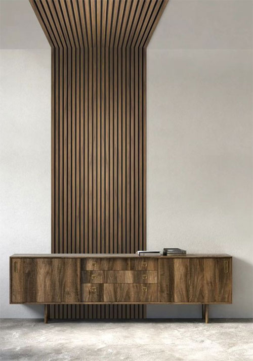 Diseño interior con lambrín de madera sobre pared blanca y pisos neutros, ideal para hogares en SLP.