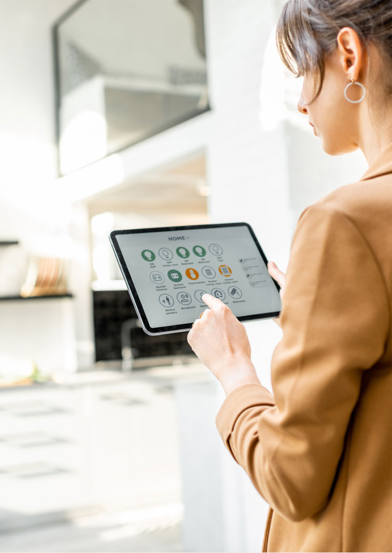 Automatización de espacios residenciales con control inteligente para iluminación, persianas y pisos en casas modernas de SLP.