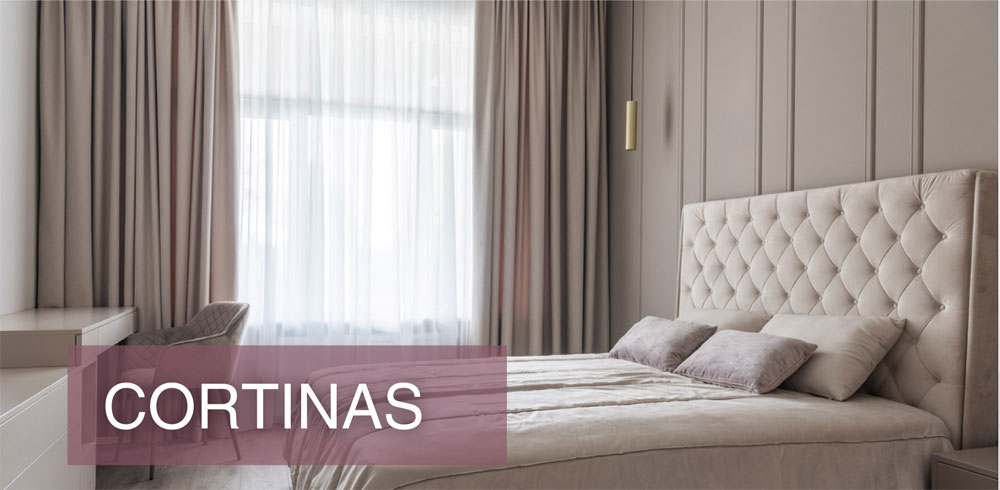 Dormitorio elegante con cortinas blackout que combinan con pisos claros en SLP.