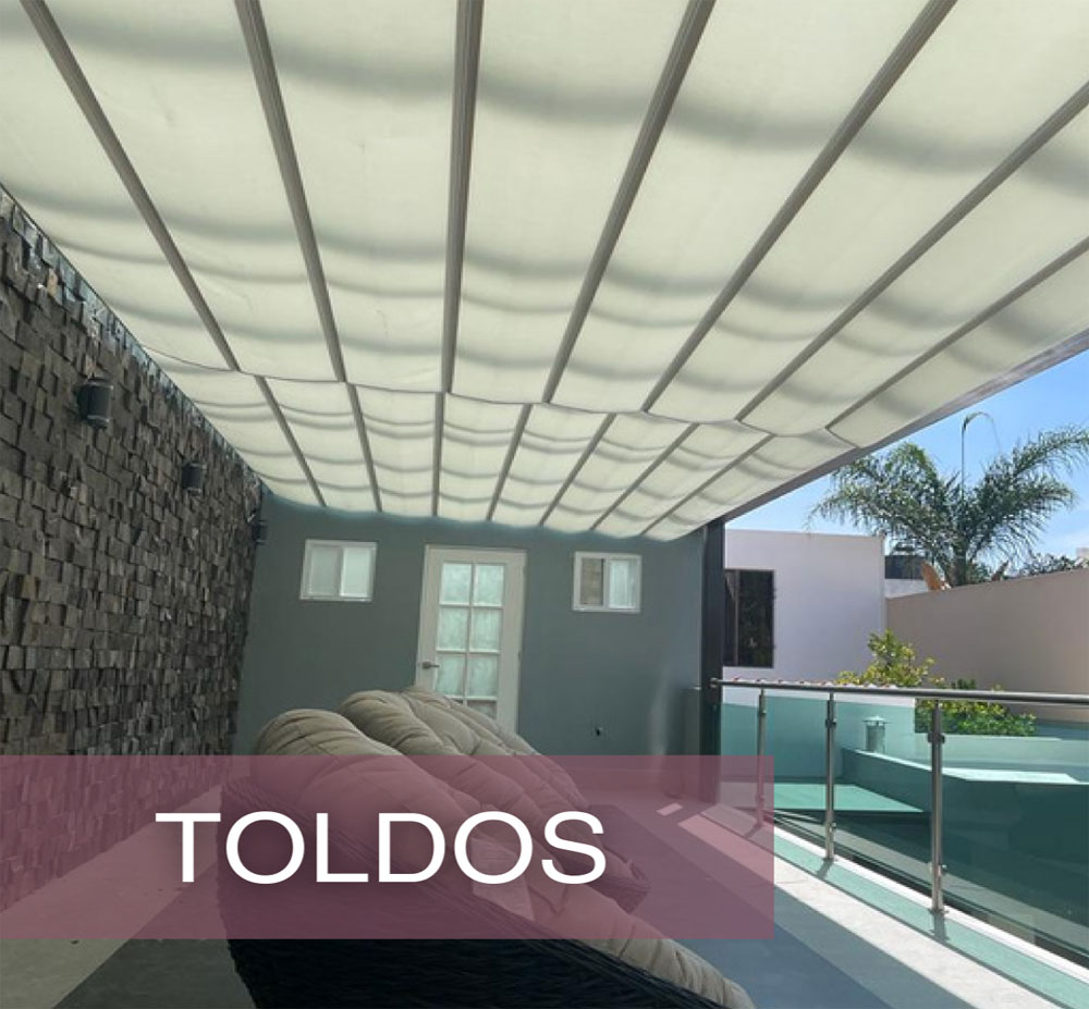 Toldo moderno instalado en terraza residencial, excelente complemento para espacios con persianas y pisos laminados.
