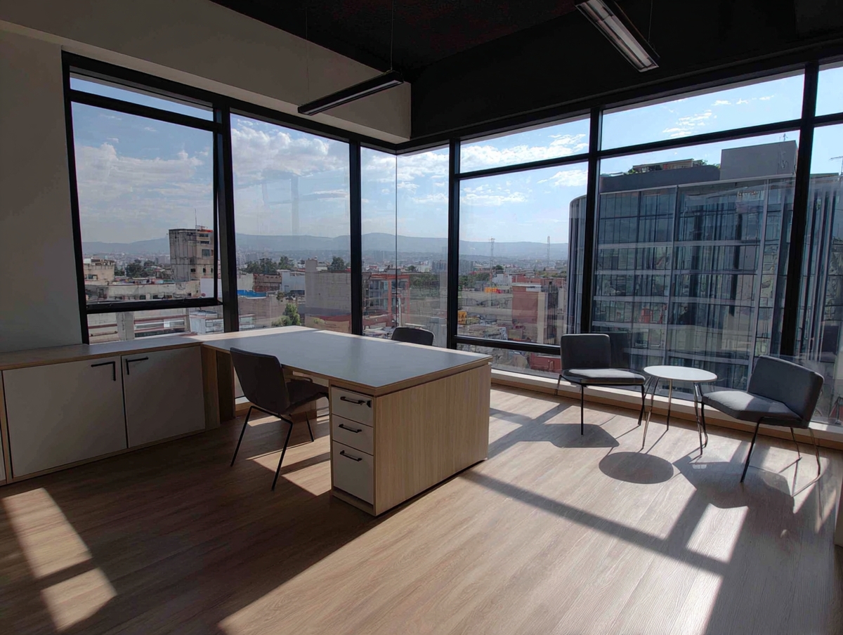 Oficina en SLP con piso laminado resistente.