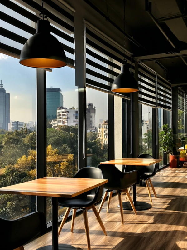 Oficina coworking minimalista con persianas día y noche negras y vista a edificios de la ciudad