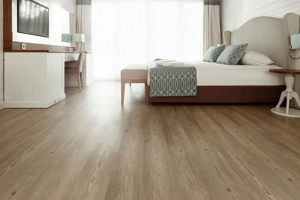 recámara con piso vinílico Recámara con piso vinílico en acabado madera clara en San Luis Potosí.