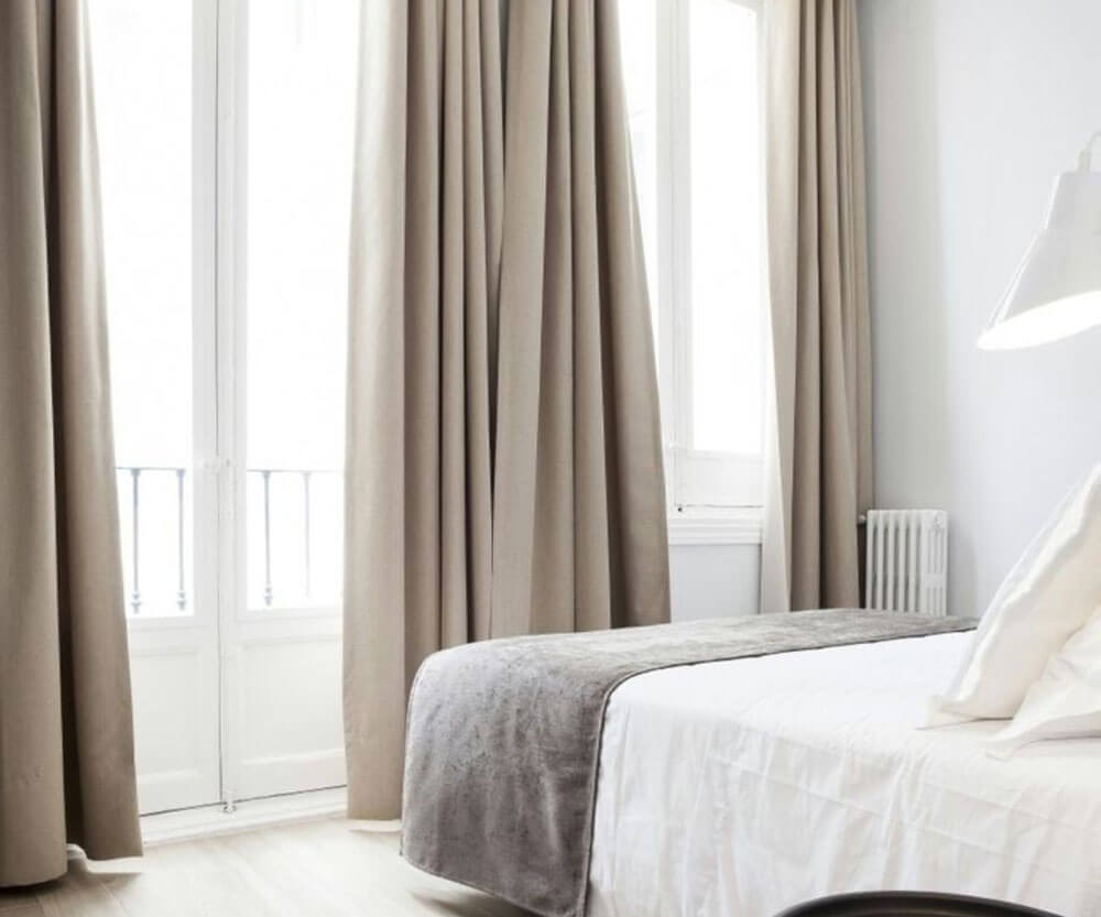 Cortinas blackout Cortinas blackout elegantes instaladas en recámara moderna en SLP