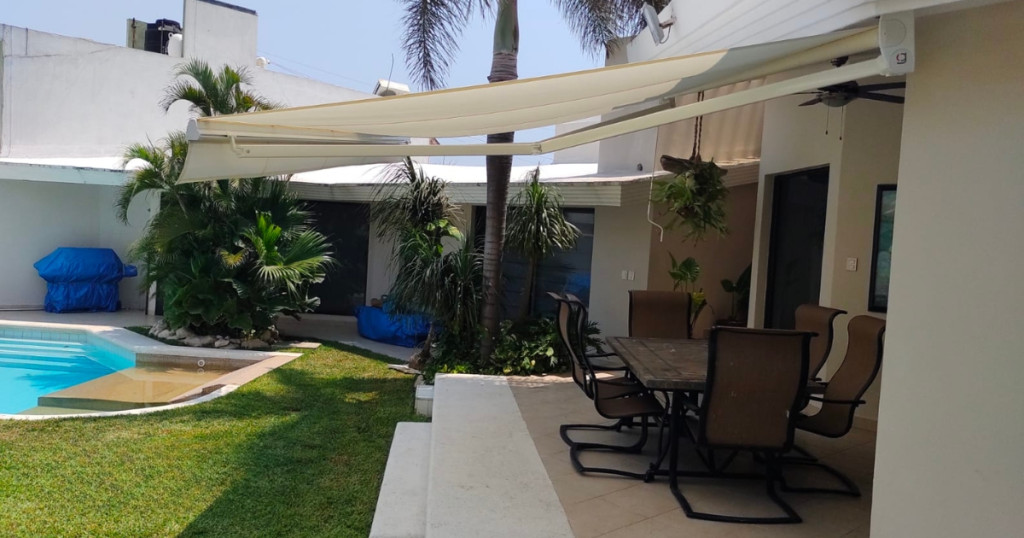 Toldo de proyección con brazos abatibles para generar sombra exterior