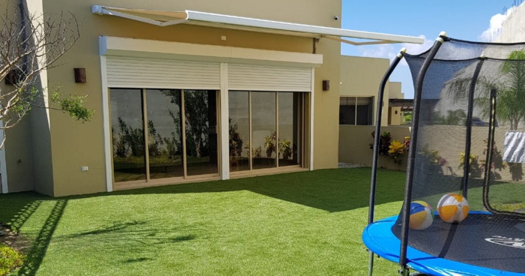 Toldo exterior y persiana europea anticiclónica de aluminio instalada en fachada exterior con blackout total
